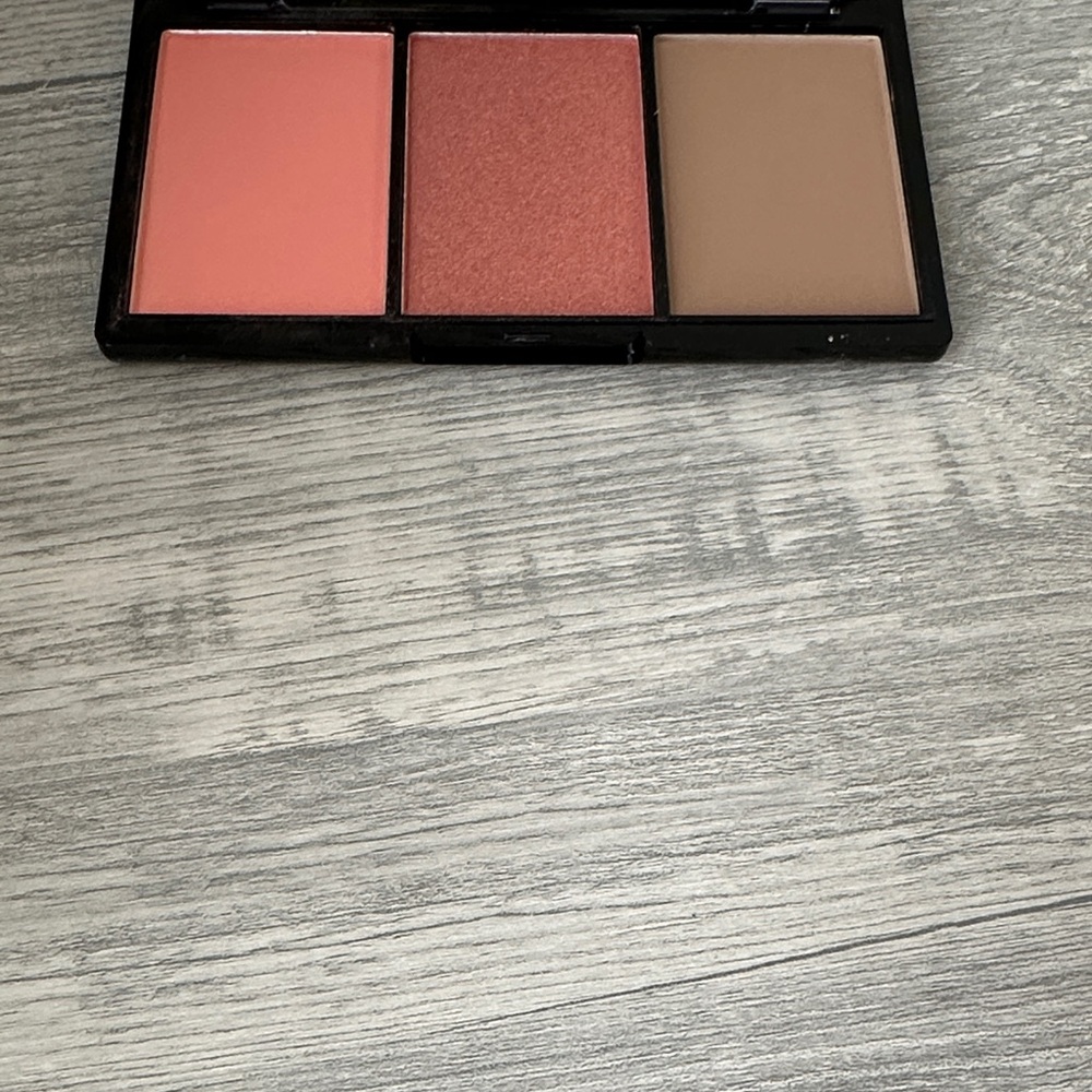 NWOT Vibrant Blush Trio Palette